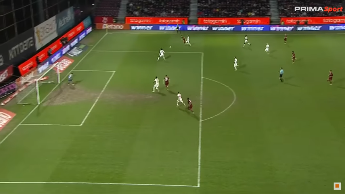 Momentul în care Josue Homawoo atinge mingea cu mâna în propriul careu în CFR Cluj - Dinamo