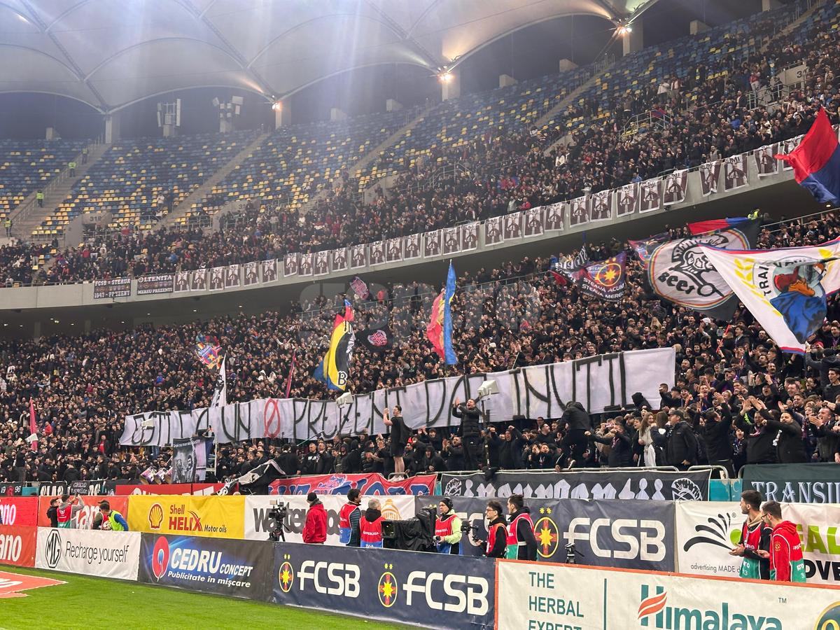 Galeria FCSB l-a îmbrăcat pe Șumudică în bufon! Jigniri și mesaje batjocoritoare: antrenorul s-a plâns la arbitru