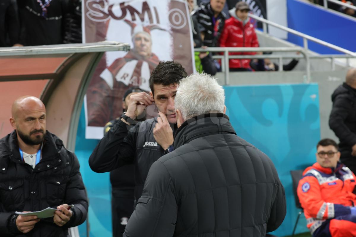 Galeria FCSB l-a îmbrăcat pe Șumudică în bufon! Jigniri și mesaje batjocoritoare: antrenorul s-a plâns la arbitru