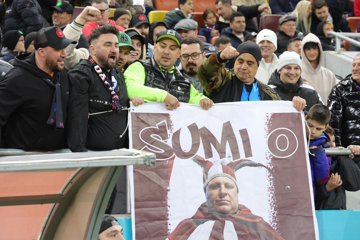 Galeria FCSB l-a îmbrăcat pe Șumudică în bufon! Jigniri și mesaje batjocoritoare: antrenorul s-a plâns la arbitru