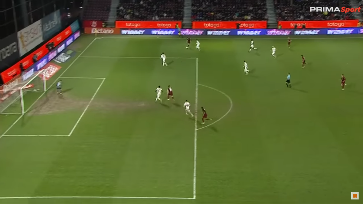 Momentul în care Josue Homawoo atinge mingea cu mâna în propriul careu în CFR Cluj - Dinamo