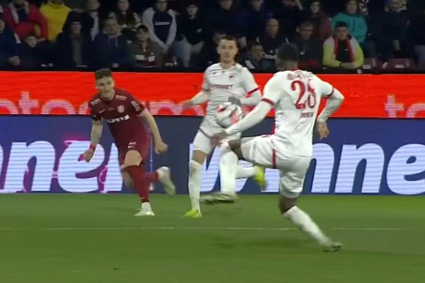 Momentul în care Josue Homawoo atinge mingea cu mâna în propriul careu în CFR Cluj - Dinamo