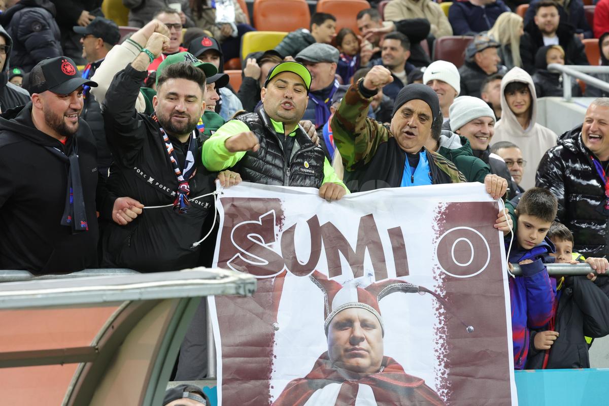 Suporterii FCSB l-au îmbrăcat pe Marius Șumudică în bufon!