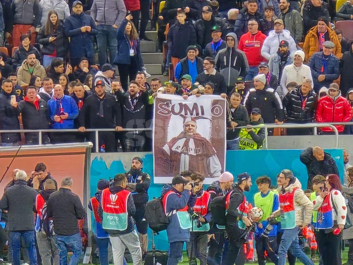 Galeria FCSB l-a îmbrăcat pe Șumudică în bufon! Jigniri și mesaje batjocoritoare: antrenorul s-a plâns la arbitru