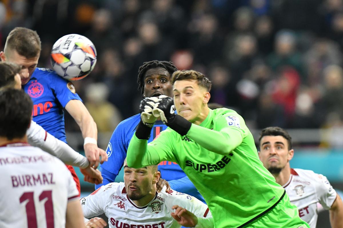 Debut de COȘMAR la Rapid! » Gafă de proporții și gol încasat în derby-ul cu FCSB