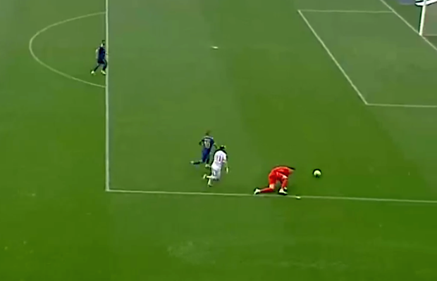 Gol de cascadorii râsului în Superliga! Ploaia de la Sibiu l-a doborât pe portarul Krell
