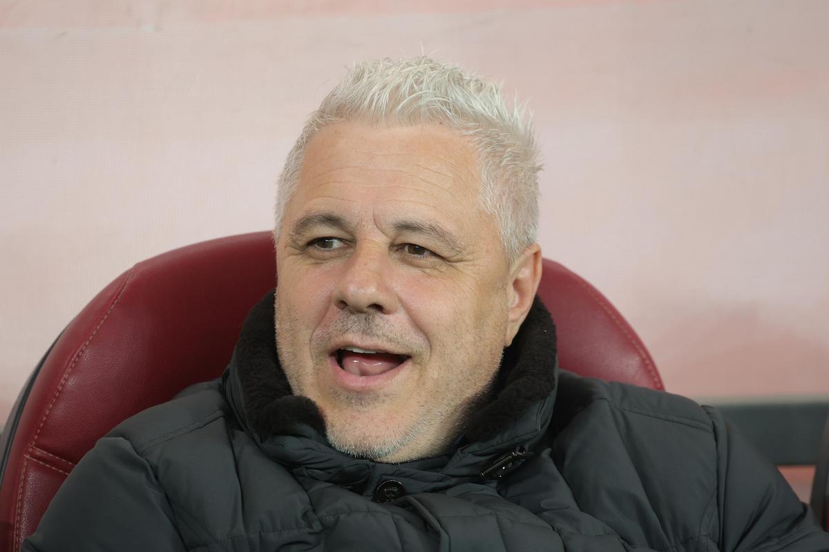 Galeria FCSB l-a îmbrăcat pe Șumudică în bufon! Jigniri și mesaje batjocoritoare: antrenorul s-a plâns la arbitru