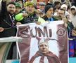 Galeria FCSB l-a îmbrăcat pe Șumudică în bufon! Jigniri și mesaje batjocoritoare: antrenorul s-a plâns la arbitru
