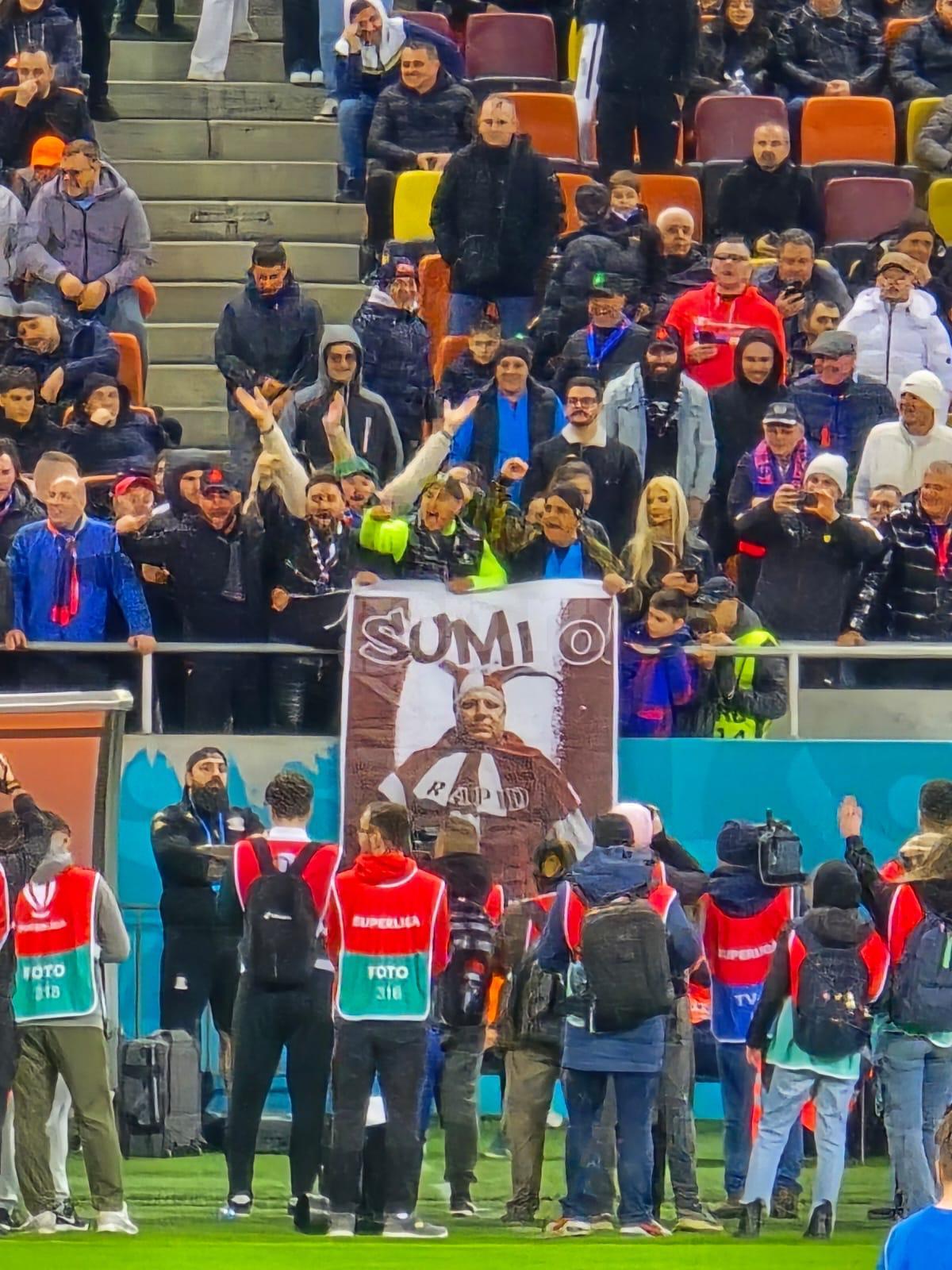 Suporterii FCSB l-au îmbrăcat pe Marius Șumudică în bufon!