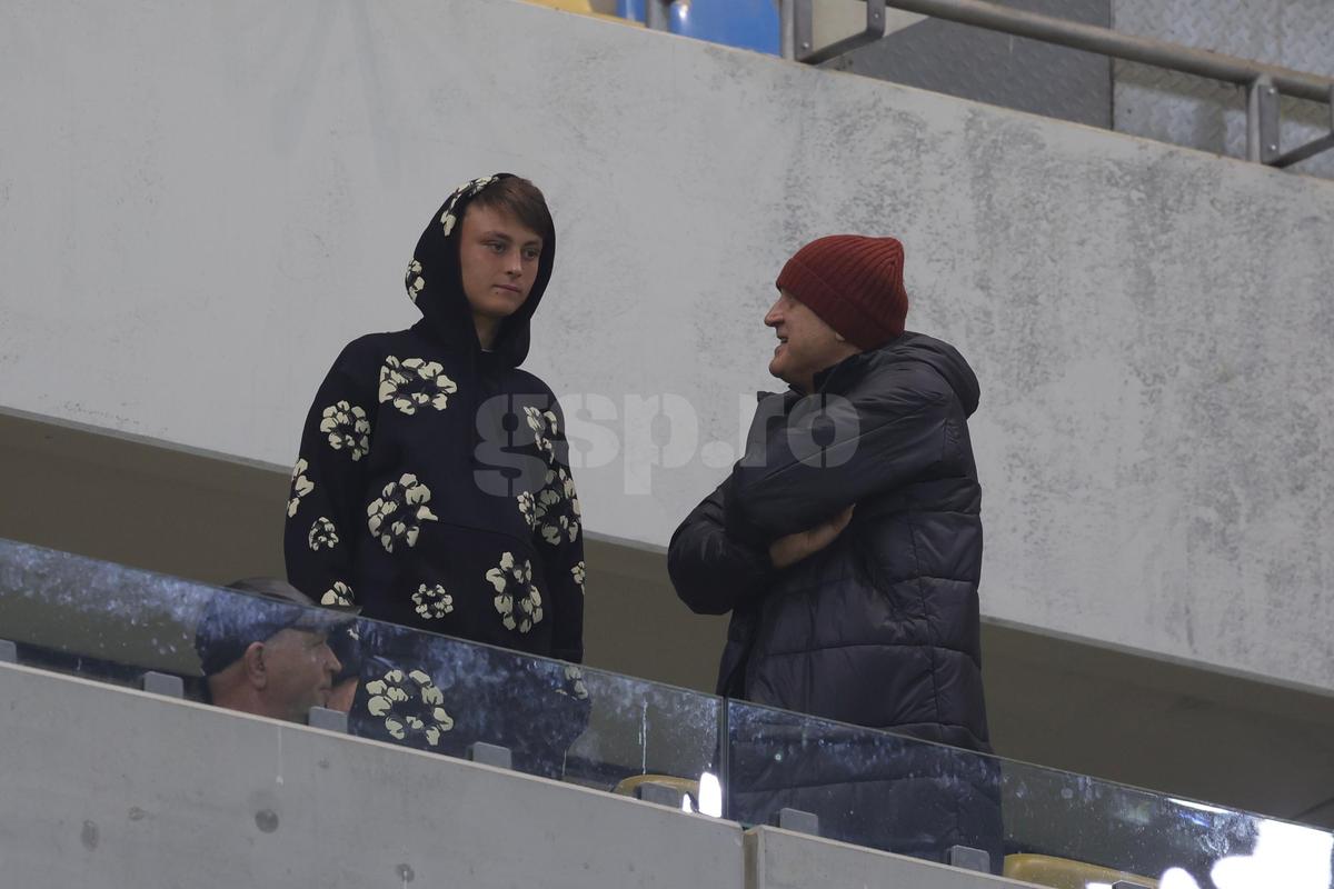 Dan Șucu, surprins la derby alături de jucătorul pe care a luat 500.000 de euro! Mircea Lucescu și Mircea Geoană sunt prezenți pe stadion