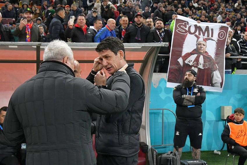 Bannerul afișat lângă banca Rapidului // foto: GSP