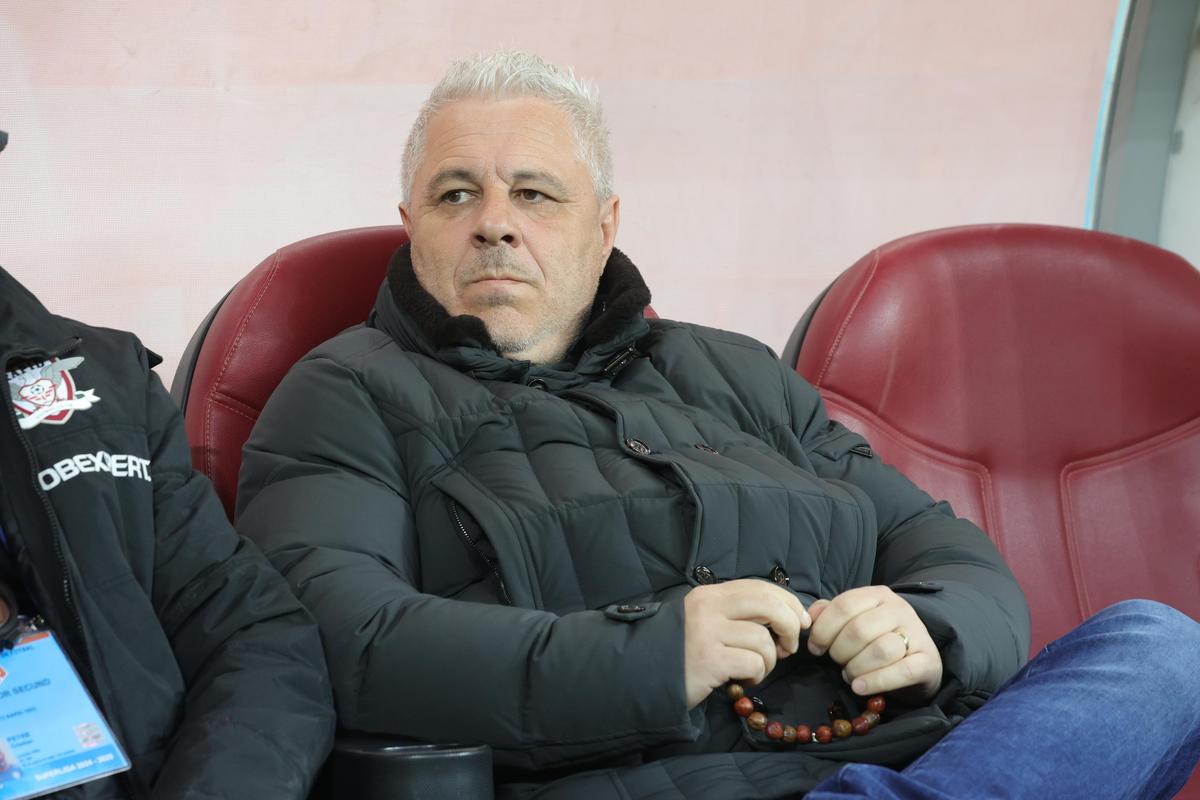 Galeria FCSB l-a îmbrăcat pe Șumudică în bufon! Jigniri și mesaje batjocoritoare: antrenorul s-a plâns la arbitru