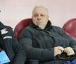 Galeria FCSB l-a îmbrăcat pe Șumudică în bufon! Jigniri și mesaje batjocoritoare: antrenorul s-a plâns la arbitru