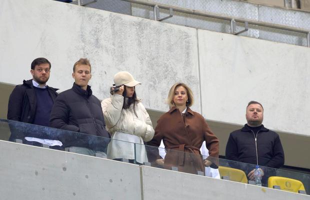 Dan Șucu, surprins la derby alături de jucătorul pe care a luat 500.000 de euro! Mircea Lucescu și Mircea Geoană sunt prezenți pe stadion