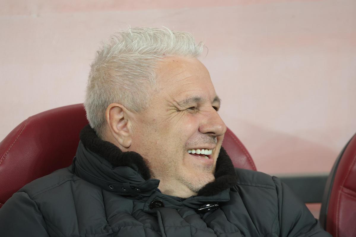 Galeria FCSB l-a îmbrăcat pe Șumudică în bufon! Jigniri și mesaje batjocoritoare: antrenorul s-a plâns la arbitru
