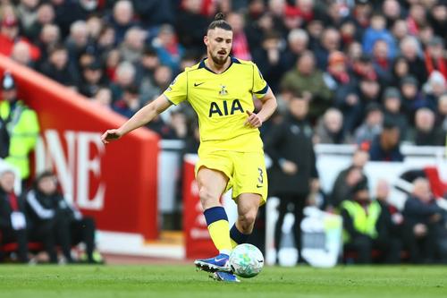 Radu Drăgușin pe terenul lui Liverpool / Imago Images