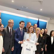 Roberta Metsola și Nadia Comăneci alături de delegația României la Parlmanetul European FOTO Luminița Paul
