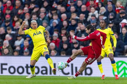 Duelul marcatorilor: Richarlison (în galben) vs Szoboslai / Foto: Imago