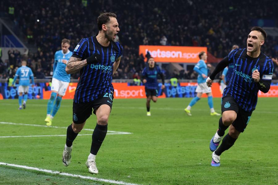 Hakan Calhanoglu și Lautaro Martinez, gurile de foc ale Interului lui Cristi Chivu / Foto: Imago Căpitanul Turciei revine înaintea play-off-ului Mondial » Echipa lui Chivu are trei înfrângeri fără el în ultima lună