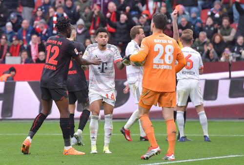Lui Luis Diaz nu-i vine să creadă a a fost eliminat deși fusese faultat în careu de portarul Blaswich (Leverkusen) / foto: Imago