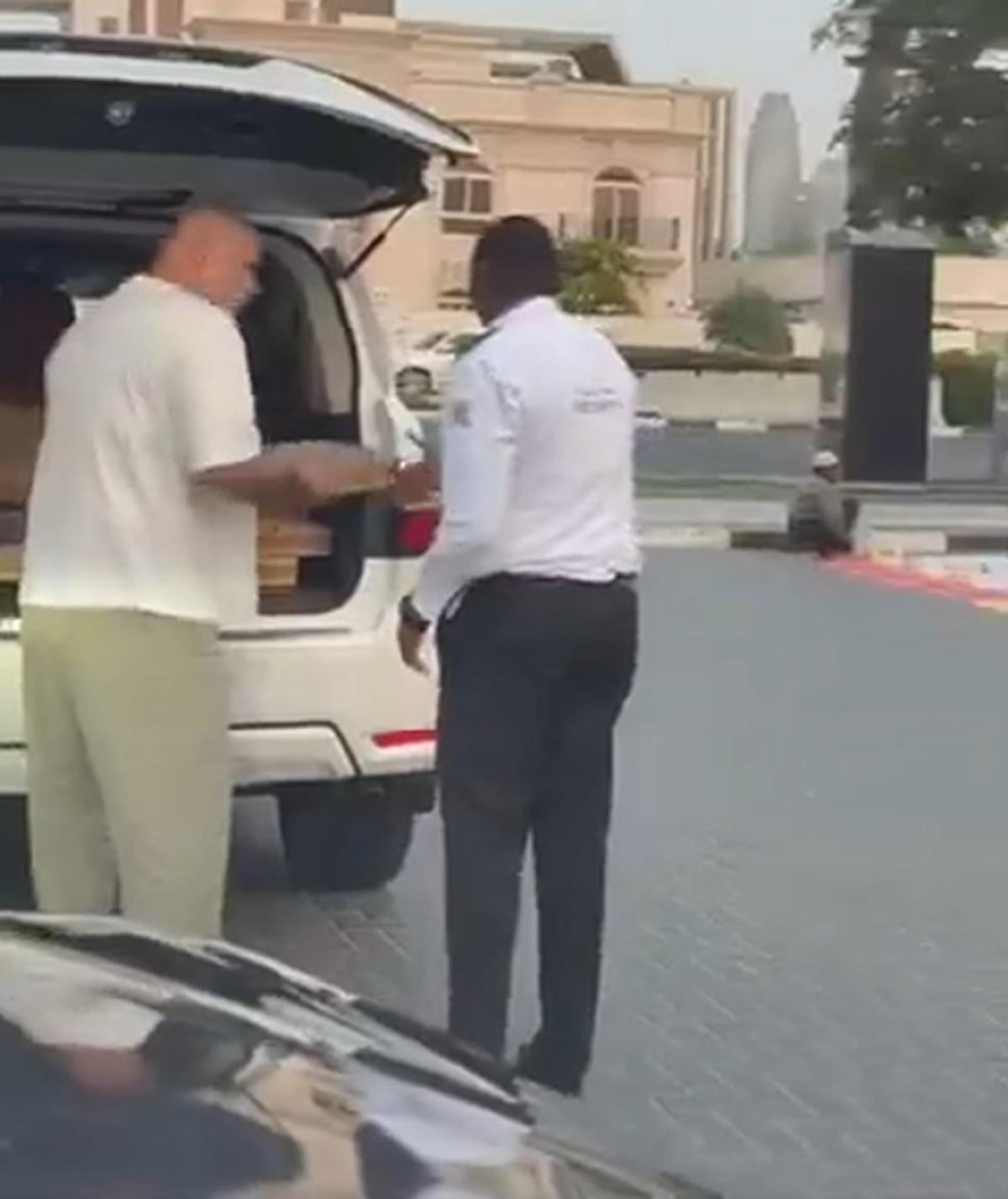 Cosmin Olăroiu a împărțit mâncare pe străzile din Dubai