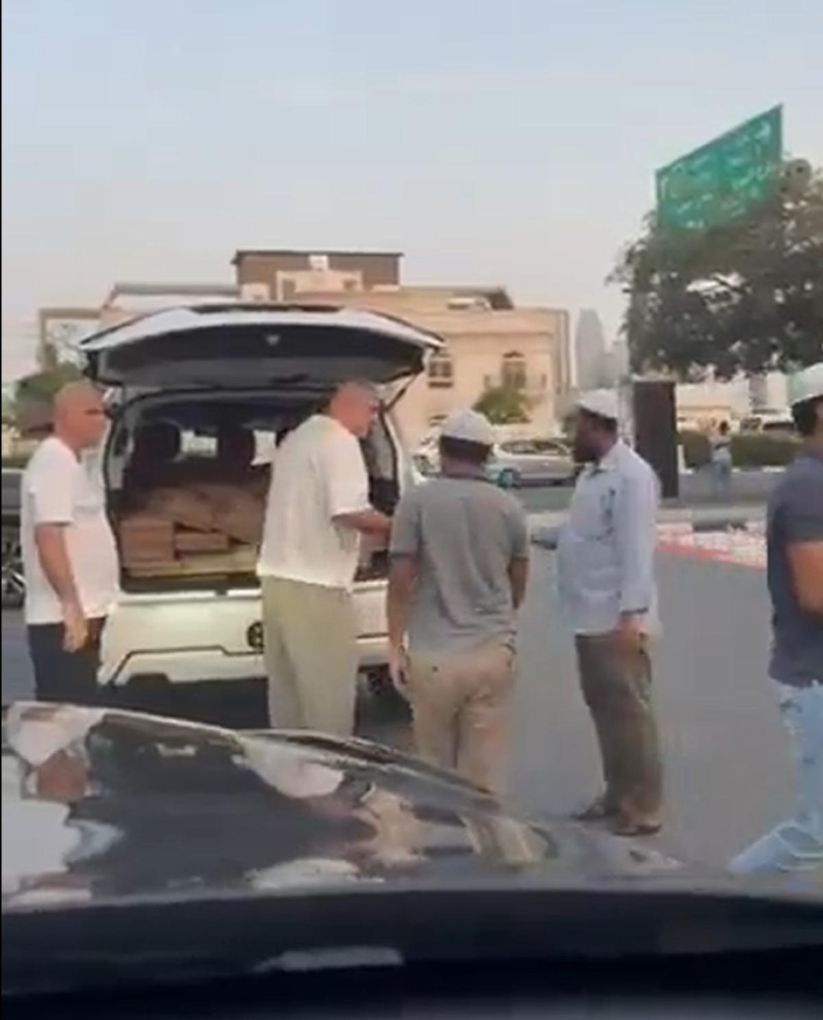 Cosmin Olăroiu a împărțit mâncare pe străzile din Dubai