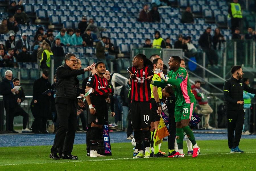 Rafa Leao gesticulează în direcția antrenorului Massimiliano Allegri, portarul Maignan încearcă să-l tempereze / Foto: Imago Rafael Leao a întrecut măsura: AC Milan îl pune lista de transferuri! » Cât e clauza de reziliere a portughezului