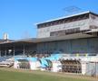 Tribuna principală a  stadionului din Urziceni, cu vechea tribună VIP astăzi închisă cu panouri. Foto: Justin Gafiuc (GSP)