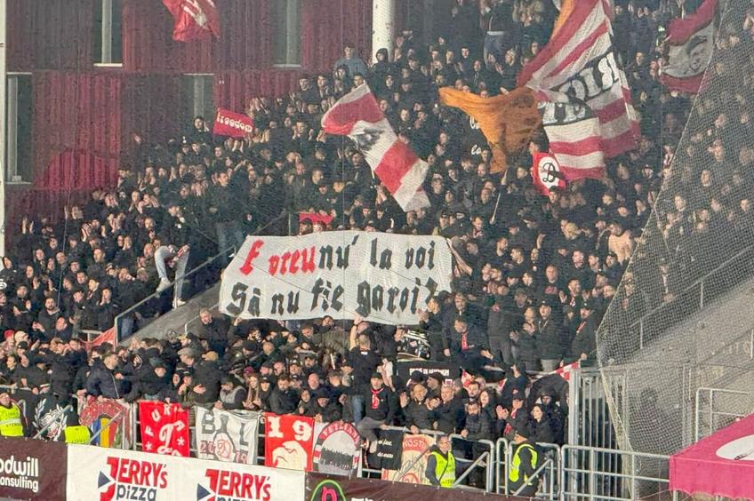 Mesajele afișate de cele două galerii la derby-ul Rapid - Dinamo // FOTO: GSP.ro