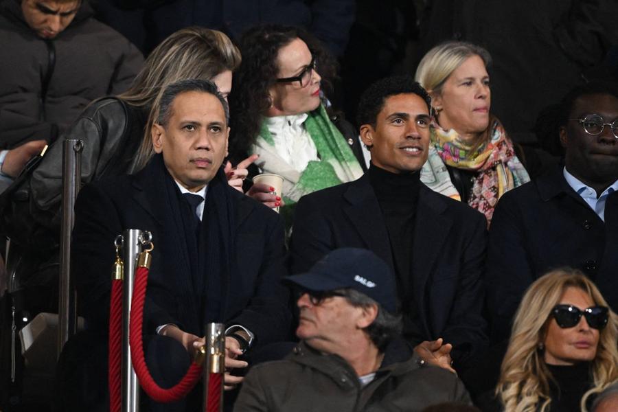 Președintele Mirwan Suwarso, alături de Raphael Varane, fostul fundaș al lui Real Madrid, care se ocupă de academie la Como / Foto: Imago Uimitorul proiect, născut întâmplător: „Am cumpărat clubul numai pentru a-l folosi ca platou de televiziune!”
