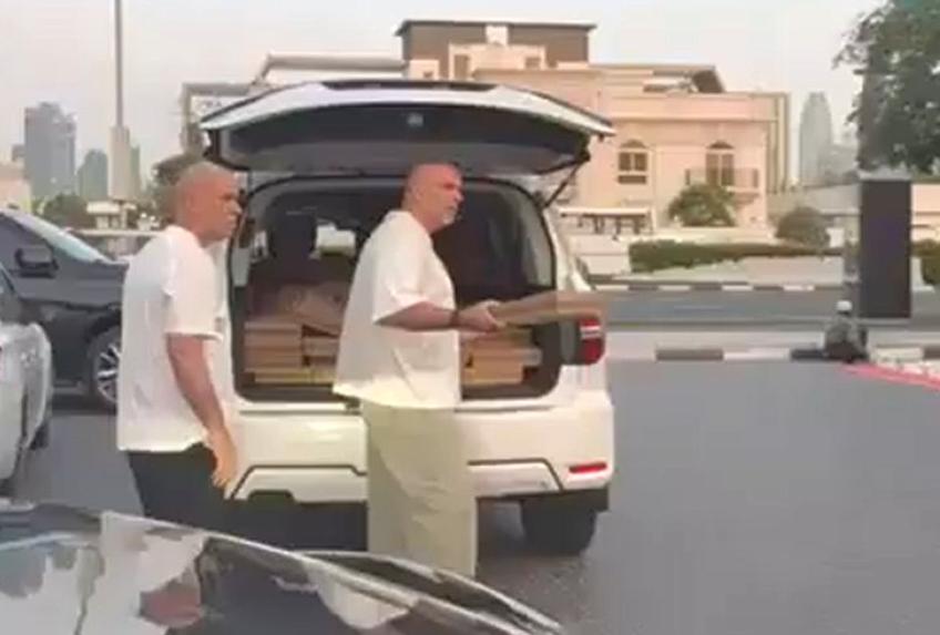 Cosmin Olăroiu a împărțit mâncare pe străzile din Dubai