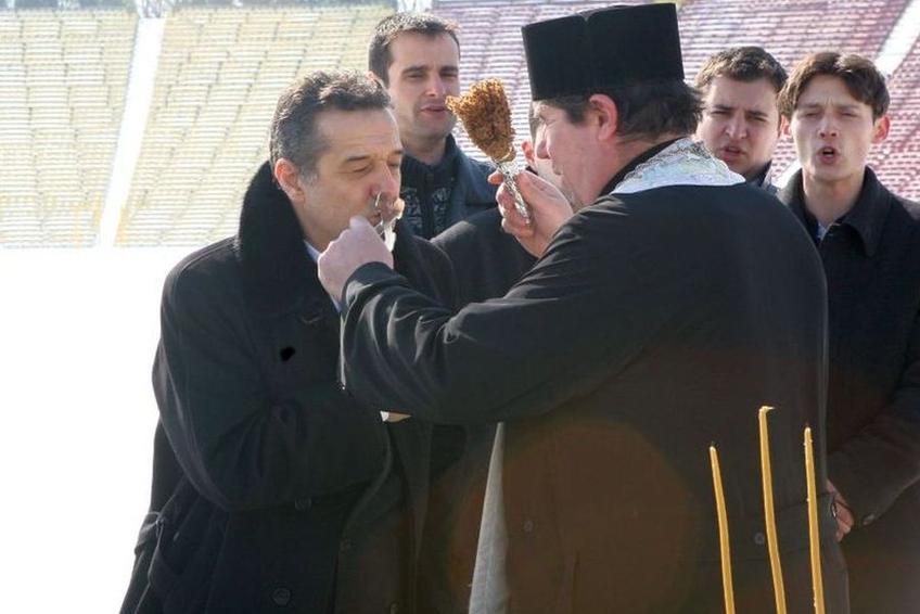 Gigi Becali e un credincios convins. Sursă foto: Arhivă Gazeta Sporturilor