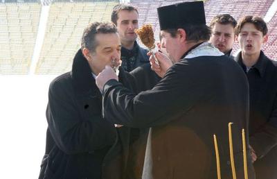 Gigi Becali și-a făcut programul pentru noaptea de Înviere: „Iau Sfânta Lumină de la aeroport și mă duc la biserici și o duc”