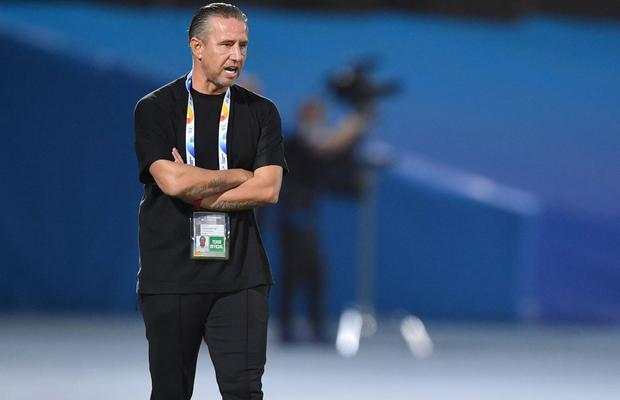 Cu Alexandru Mitriță integralist, Laurențiu Reghecampf a fost învins clar la debutul pe banca lui Al Ahli