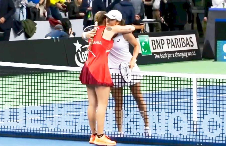 Salutul dintre Prisăcariu și Swiatek Ce i-a șoptit Prisăcariu lui Swiatek, după „covrigul” administrat la Billie Jean King Cup