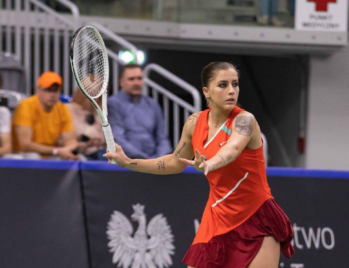 Andreea Prisăcariu, nicio șansă cu Iga Swiatek + înfrângere și la dublu! Pierdem în fața Poloniei și ne pregătim pentru barajul din noiembrie