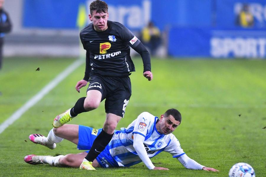 Radaslavescu vs. Screciu // foto: Imago Images Surprizele lui Becali pentru Dică » Mijlocașul de 18 ani de la Farul, aproape de transferul la FCSB + Gigi îl ia și pe Boboc!