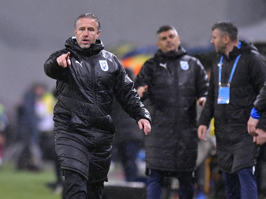 CS Universitatea Craiova s-a impus în deplasarea cu Farul Constanța, scor 3-0. Laurențiu Reghecampf (46 de ani), antrenorul oltenilor, spune că elevii lui au început să pună în practică exact ce le cere la antrenamente.