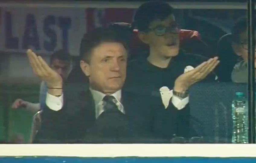 Gică Popescu așteaptă al doilea cartonaș galben pentru Papp / FOTO: Captură TV @Digi Sport 1