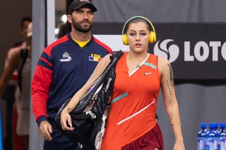Andreea Prisăcariu - Iga Swiatek / Sursă foto: Cristina Hutu (Federația Română de Tenis) / Creative Fortitude