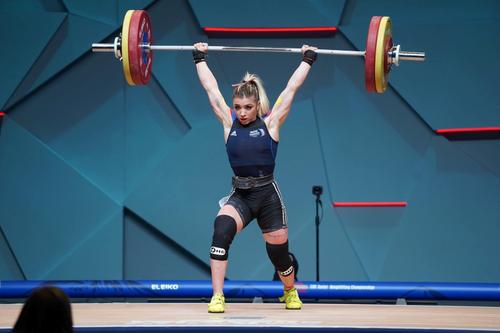 Mihaela Cambei pe podiumul de concurs FOTO FRH