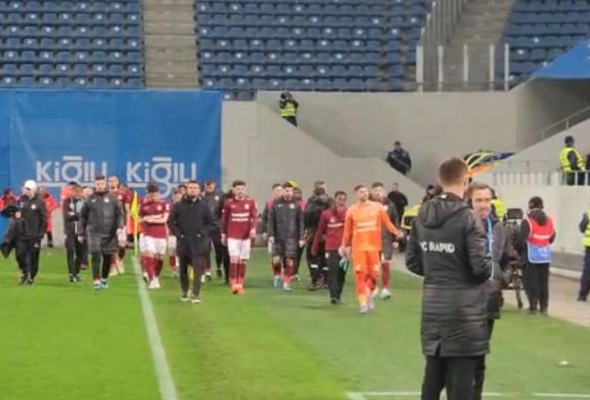 CS Universitatea Craiova a învins Rapidul, scor 3-1, în runda cu numărul 4 a play-off-ului SuperLigii. Galeria giuleștenilor i-a cerut demisia lui Adrian Mutu (44 de ani) la final.