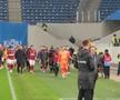 CS Universitatea Craiova a învins Rapidul, scor 3-1, în runda cu numărul 4 a play-off-ului SuperLigii. Galeria giuleștenilor i-a cerut demisia lui Adrian Mutu (44 de ani) la final.