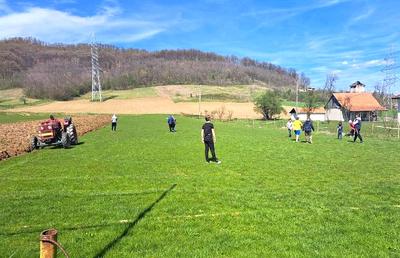 Caz incredibil! Un consilier local ara terenul de fotbal din sat, în timp copiii se jucau