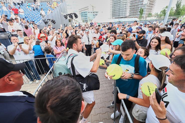 Stan Wawrinka semnând autografe FOTO Raed Krishan