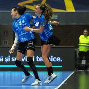 Jennifer Gutierrez și Cristina Neagu la CSM București Foto: Raed Krishan