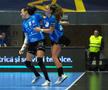 Jennifer Gutierrez și Cristina Neagu la CSM București Foto: Raed Krishan