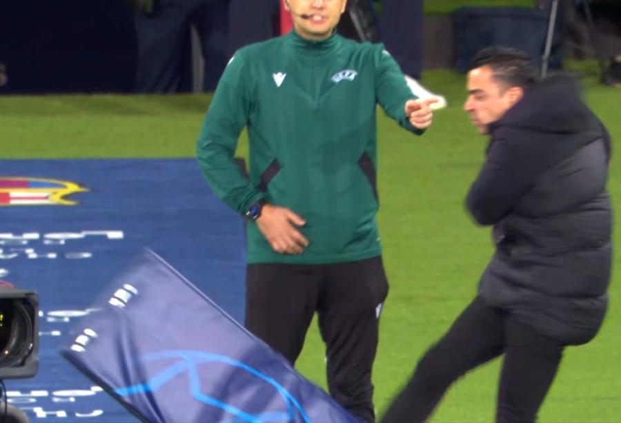 Xavi s-a enervat și a lovit cu piciorul un panou, chiar sub privirea arbitrului de rezervă, românul Horațiu Feșnic Istvan Kovacs, în prim-plan în Champions League: 3 cartonașe roșii împotriva Barcelonei și penalty pentru PSG!