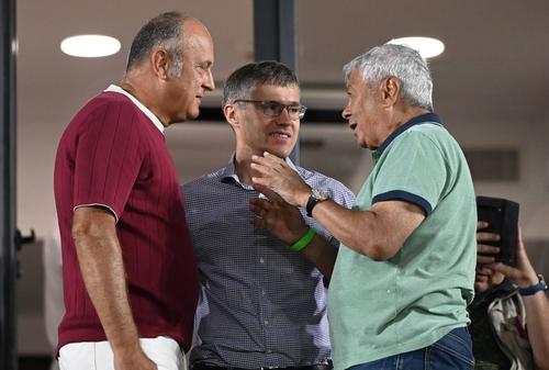 Vlad Munteanu, managerul operațional al Federației Române de Fotbal, îi propune lui Dan Șucu un nume cu greutate pentru banca Rapidului: Mircea Lucescu