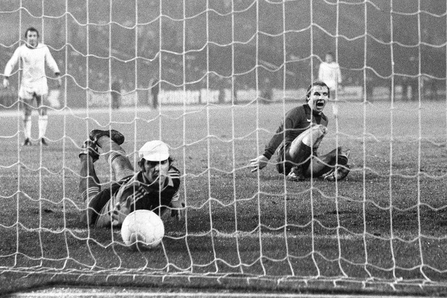 Golul lui Bern Holzenbein la care a gafat portarul Constantin Ștefan / Foto: Imago A murit un fost campion mondial care a reușit un gol pe cât de straniu, pe atât de dureros pentru Dinamo!